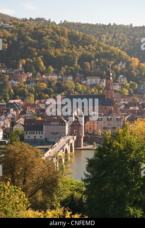 Blick auf die Alte Brücke oder alte Brücke, Neckar River Heidelberger Schloss und Altstadt von der Philosophenweg, Heidelberg, Deutschland. Stockfoto