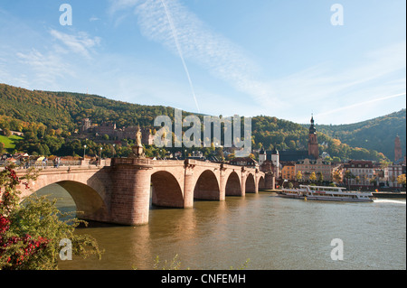 Die Alte Brücke oder alte Brücke und Neckars in der Altstadt, Heidelberg, Deutschland. Stockfoto