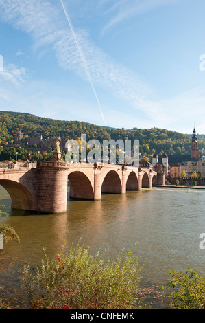 Die Alte Brücke oder alte Brücke und Neckars in der Altstadt, Heidelberg, Deutschland. Stockfoto