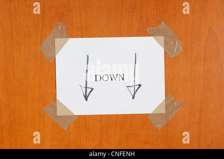 "down" Schild an der Tür Stockfoto