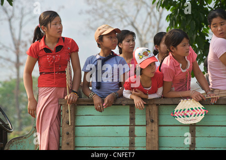 Die burmesische Dorfbewohner zu einem Festival in der Rückseite eines LKW-Reisen. In der Nähe von Kyaukme, südlich von Hsipaw, Birma Stockfoto