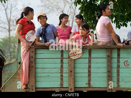 Die burmesische Dorfbewohner zu einem Festival in der Rückseite eines LKW-Reisen. In der Nähe von Kyaukme, südlich von Hsipaw, Birma Stockfoto