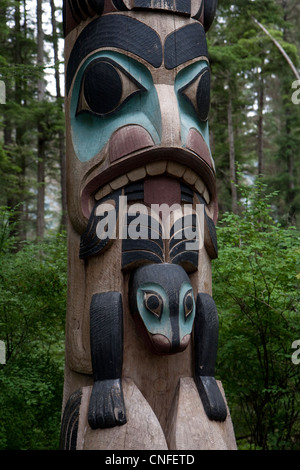 Tlingit Totempfahl eingehend Sitka National Historical Park, Sitka, Alaska, USA Stockfoto