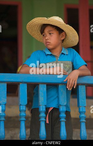 Burmesische junge mit Hut am Dorffest in der Nähe von Kyaukme, südlich von Hsipaw, Birma Stockfoto