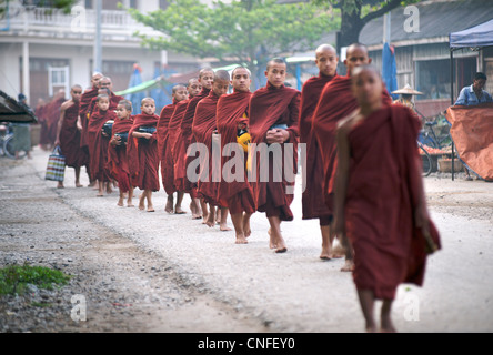 Buddhistischen Mönchen Almosen in der Morgendämmerung, Hsipaw. Shan-Staaten, Burma. Myanmar Stockfoto