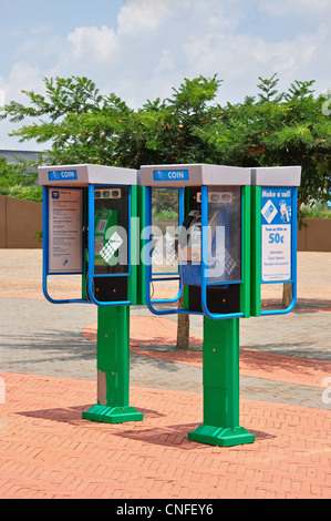 Telefonzellen außerhalb Soccer City Stadium, Nasrec, Johannesburg, Provinz Gauteng, Südafrika Stockfoto