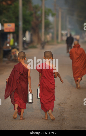 Neuling buddhistischen Mönchen Almosen in der Morgendämmerung, Hsipaw. Shan-Staaten, Burma. Myanmar Stockfoto