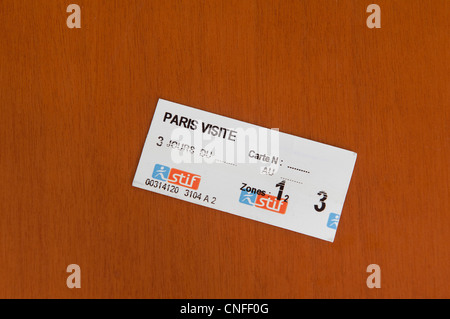 Das ticket Abonnement der städtischen Verkehrsmittel in Paris. Stockfoto