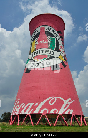 Bemalte Kühlturm außerhalb Soccer City Stadium, Nasrec, Johannesburg, Provinz Gauteng, Südafrika Stockfoto