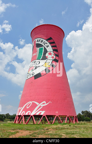 Bemalte Kühlturm außerhalb Soccer City Stadium, Nasrec, Johannesburg, Provinz Gauteng, Südafrika Stockfoto