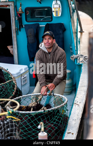 Einheimische Fischer und ihre Angelboote/Fischerboote, entladen Seeigel zum Verkauf an den Hafen Santa Barbara, Kalifornien, USA Stockfoto