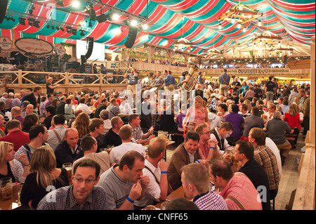 Bier-Festhalle auf dem Cannstatter Volksfest, Cannstatter Wasen, Stuttgart, Deutschland. Stockfoto