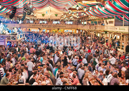 Bier-Festhalle auf dem Cannstatter Volksfest, Cannstatter Wasen, Stuttgart, Deutschland. Stockfoto