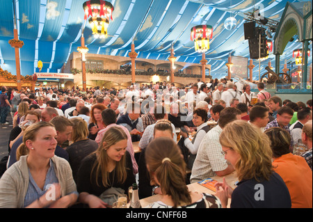 Bier-Festhalle auf dem Cannstatter Volksfest, Cannstatter Wasen, Stuttgart, Deutschland. Stockfoto