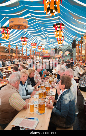 Bier-Festhalle auf dem Cannstatter Volksfest, Cannstatter Wasen, Stuttgart, Deutschland. Stockfoto