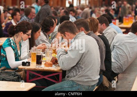 Bier-Festhalle auf dem Cannstatter Volksfest, Cannstatter Wasen, Stuttgart, Deutschland. Stockfoto