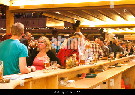 Bier-Festhalle auf dem Cannstatter Volksfest, Cannstatter Wasen, Stuttgart, Deutschland. Stockfoto