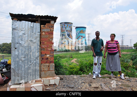 Paar in der Gemeinde mit Außentoilette und Orlando Cooling Towers, Soweto, Johannesburg, Gauteng Provinz, Republik Südafrika Stockfoto