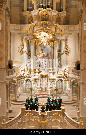 Innenaltar mit Chor in der Frauenkirche Dresden, Deutschland. Stockfoto