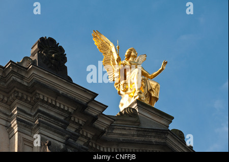 Goldener Engel auf dem Dach der Königlichen Kunstakademie Dresden. Stockfoto