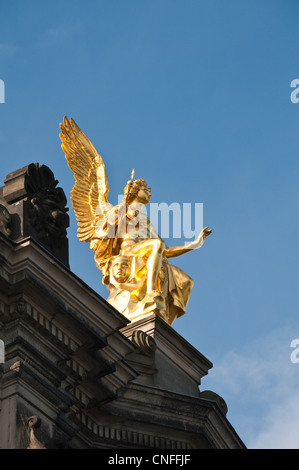 Goldener Engel auf dem Dach der Königlichen Kunstakademie Dresden. Stockfoto