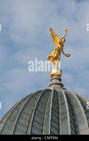 Glaskuppel an der Kunstverein Akademie der Bildenden Künste, Gebäude, Dresden, Deutschland. Stockfoto