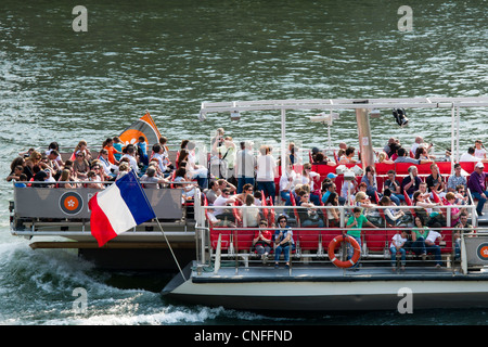 Freude Flusskreuzfahrten auf der Bateaux Parisiens entlang der Seine, Paris, Frankreich. Stockfoto