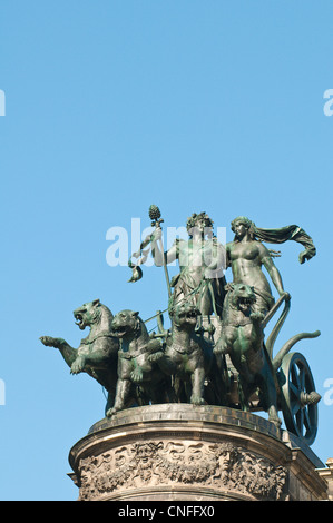 Panther-Quadriga-Skulptur auf der Semperoper (Opernhaus), Dresden, Deutschland. Stockfoto