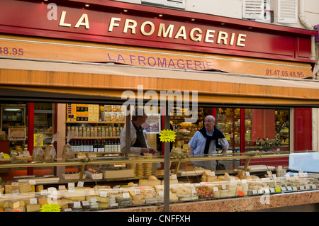 Französischer Käse zum Verkauf an die Fromagerie auf Rue Cler in Paris, Frankreich Stockfoto