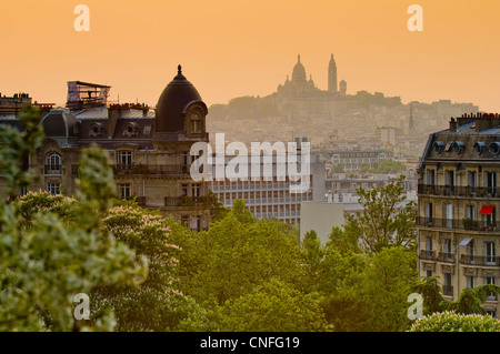 Blick auf Sacre-Coeur vom Park Buttes-Chaumont, Paris, Frankreich Stockfoto