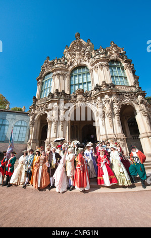 Akteure im Zeitraum Kleid an den Zwinger Palast Dresden. Stockfoto