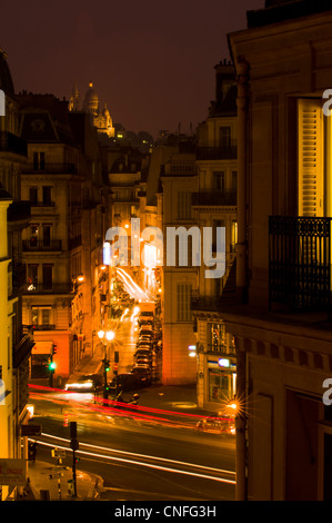 Blick auf Sacre Coeur in der Nacht mit der Kreuzung der Rue Saint-Roch und die Avenue de l ' Opera unten. Paris, Frankreich. Stockfoto