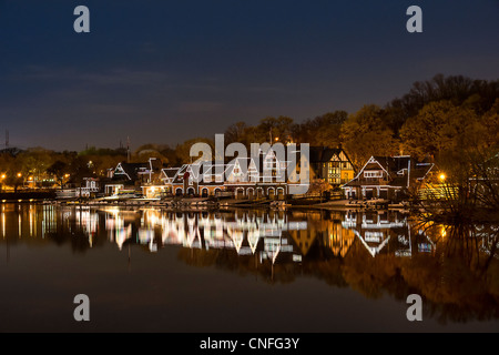 Boathouse Row und Schuylkill River in der Nacht, Philadelphia, Pennsylvania, USA Stockfoto