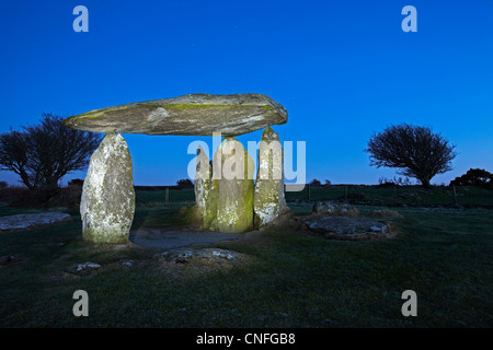 Rhonddatal Ifan, neolithische Grabkammer, West Wales, UK. Am Abend Langzeitbelichtung und malen mit Licht Stockfoto