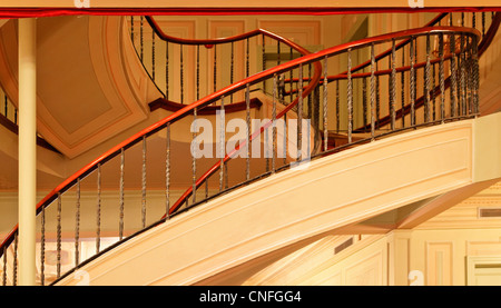 Offene Treppe Holz Geländer und Schmiedeeisen Schienen architektonische Muster Stockfoto