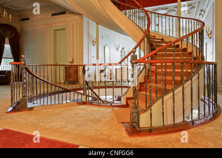 Flur im Bosphorus Palace mit elegante Wendeltreppe, die Landezonen Stockfoto