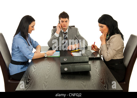 Geschäftsleute, die Arbeiten im Büro, die verschiedene Dinge vor weißem Hintergrund Stockfoto