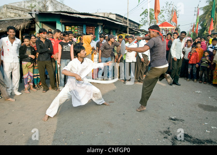 Mann kämpfen während des jährlichen moslemischen Festivals Muharram in Khulna Bangladesch Stockfoto