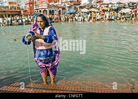 Gebet an den heiligen Fluss Ganges, während Kumbh Mela 2010, Haridwar Frau Stockfoto