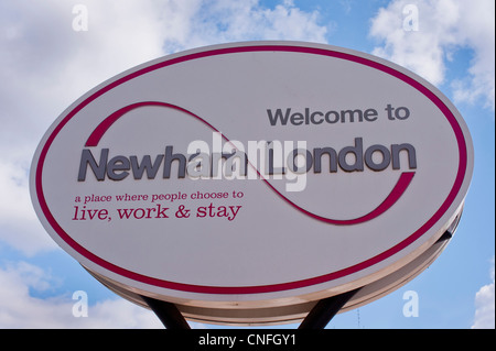 LONDON, Großbritannien - 15. APRIL 2012: Willkommen bei Newham Borough Sign Stockfoto