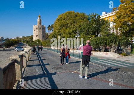 Touristen fotografieren vor der Torre del Oro Turm (13. Jahrhundert) durch den Fluss Guadalquivir Zentrale Sevilla Andalusien Spanien Stockfoto