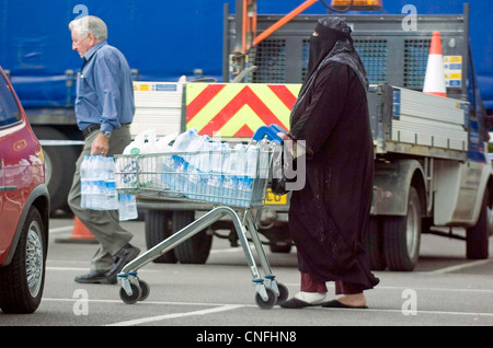 Flutopfer - Bewohner von Gloucester sammeln Hilfsgüter von Wasser in Flaschen vom Parkplatz der wichtigsten Tesco. Stockfoto