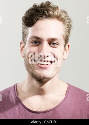 Porträt von halb rasierten jungen Mann, Studio gedreht Stockfoto