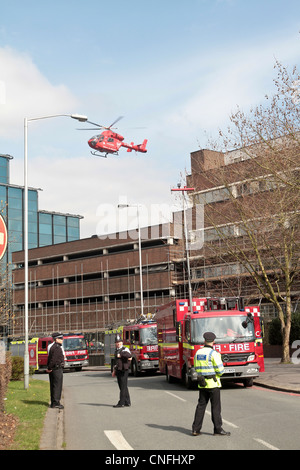 Londoner Feuerwehr und Flugrettung besuchen einen Vorfall bei Croydon Polizeistation South London Vereinigtes Königreich Stockfoto