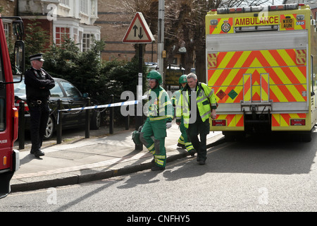 Londoner Feuerwehr und Flugrettung besuchen einen Vorfall bei Croydon Polizeistation South London Vereinigtes Königreich Stockfoto