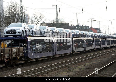 Citroen Autos in Deutschland importiert werden, mit der Bahn Stockfoto