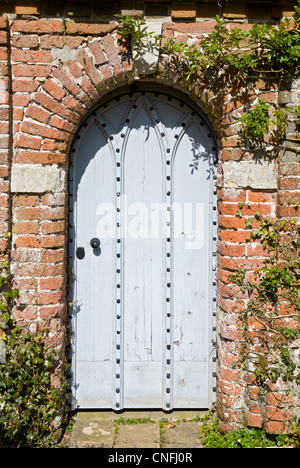 Eingang über die Gartenmauer in Mannington Hall, Norfolk, Großbritannien. Stockfoto