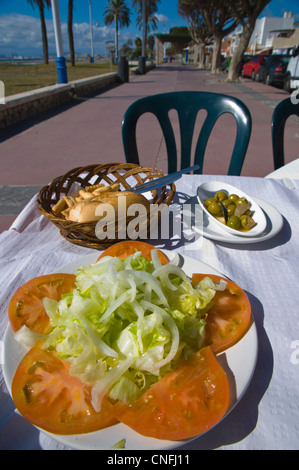 Gemischter Salat Brot und Oliven auf der Restaurantterrasse Strandpromenade Paseo Maritimo del Pedregal Bezirk Malaga Pedregalejo Stockfoto