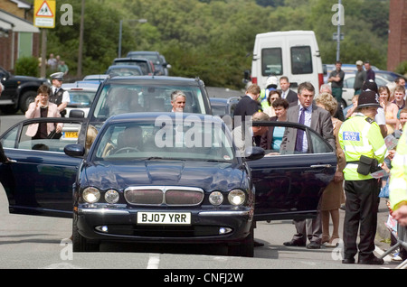 Prinz Charles und seine Frau Camilla, die Herzogin von Cornwall, während eine königliche Besuch Ystradgynlais. Stockfoto