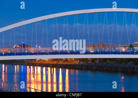 Lichtreflexe auf den Kanal von Salford Kais mit der Lowry Brücke, Salford Quays, England Stockfoto
